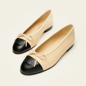 CHANEL Two-Tone Beige and Black Flats Lambskin Leather Size 37.5 w/shoe bags